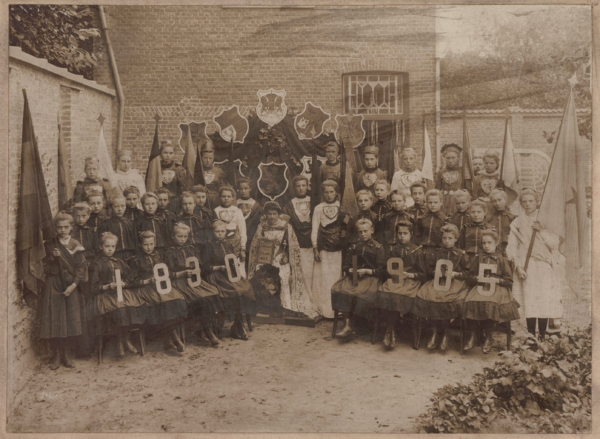 Viering 75 jaar onafhankelijkheid. een afvaardiging van de meisjesschool uit de Stationstraat, die de negen provincies uitbeelden, 1905