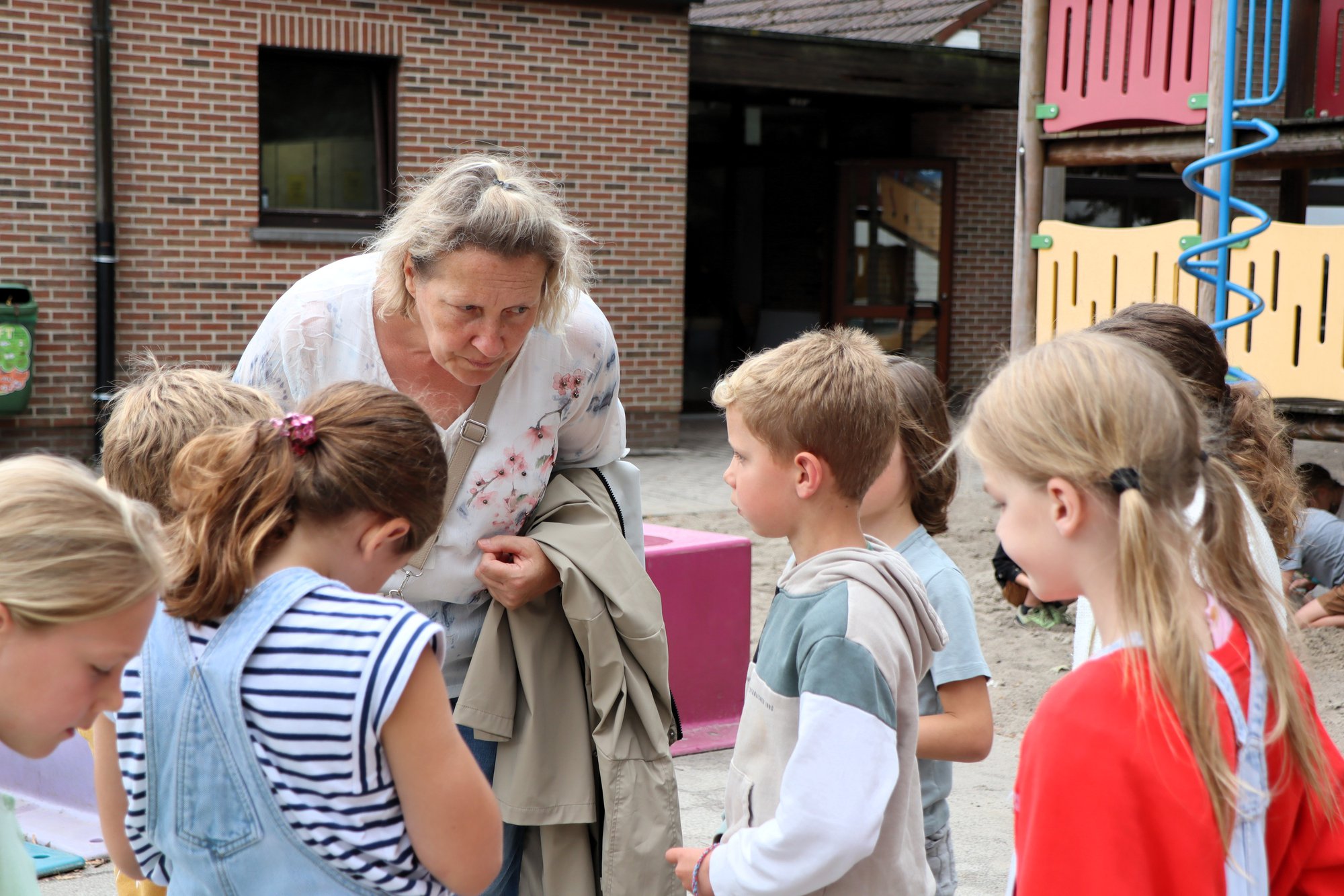 Kinderen fluisteren al eens in de winkel: “mama, dat is de middagjuf”. cover